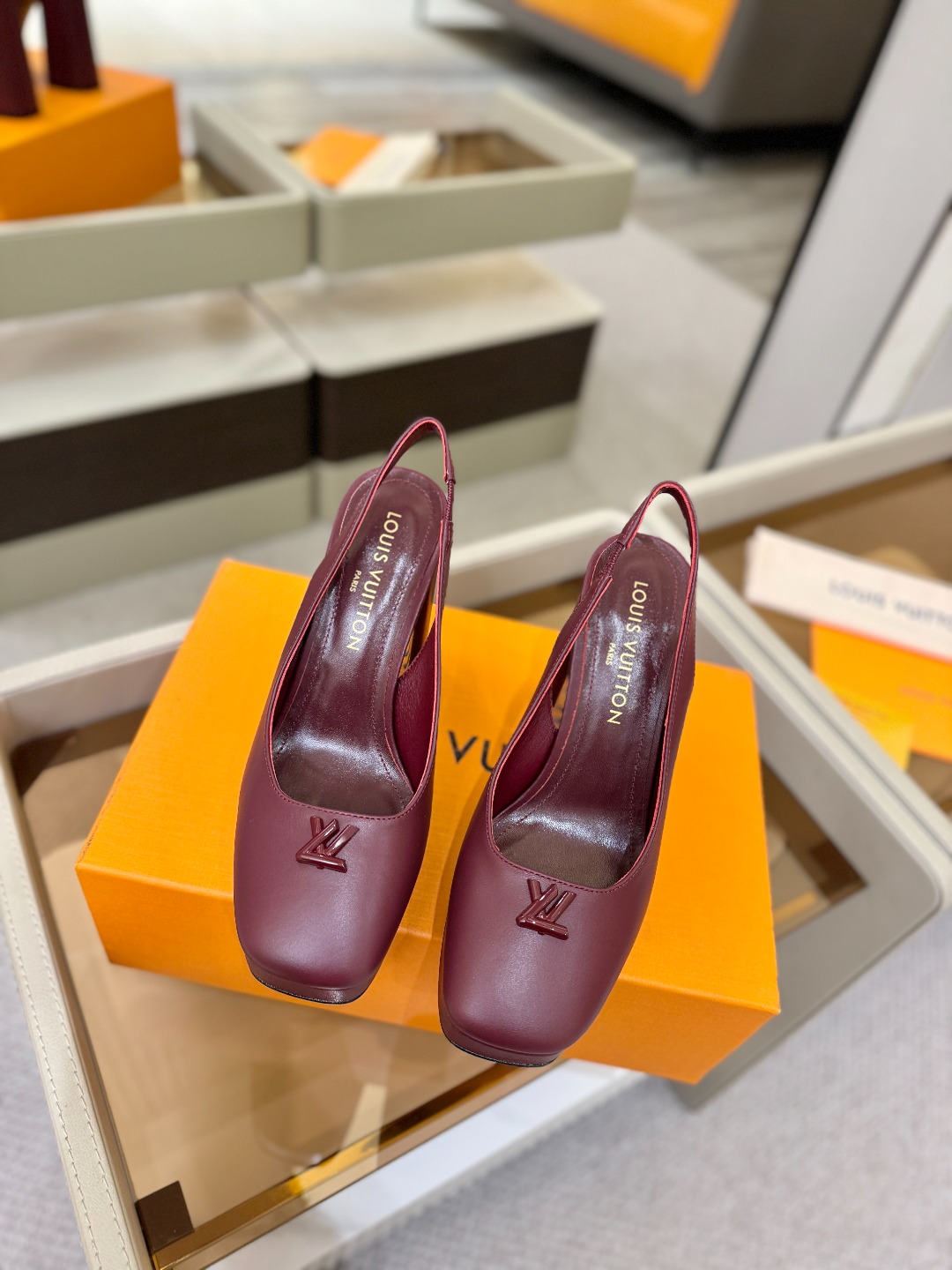 L✔️ 家 专柜 走秀款水台后空单鞋、官网系列、同步更新、完美楦型+小V扣+水台设计、再现经典、款式简单