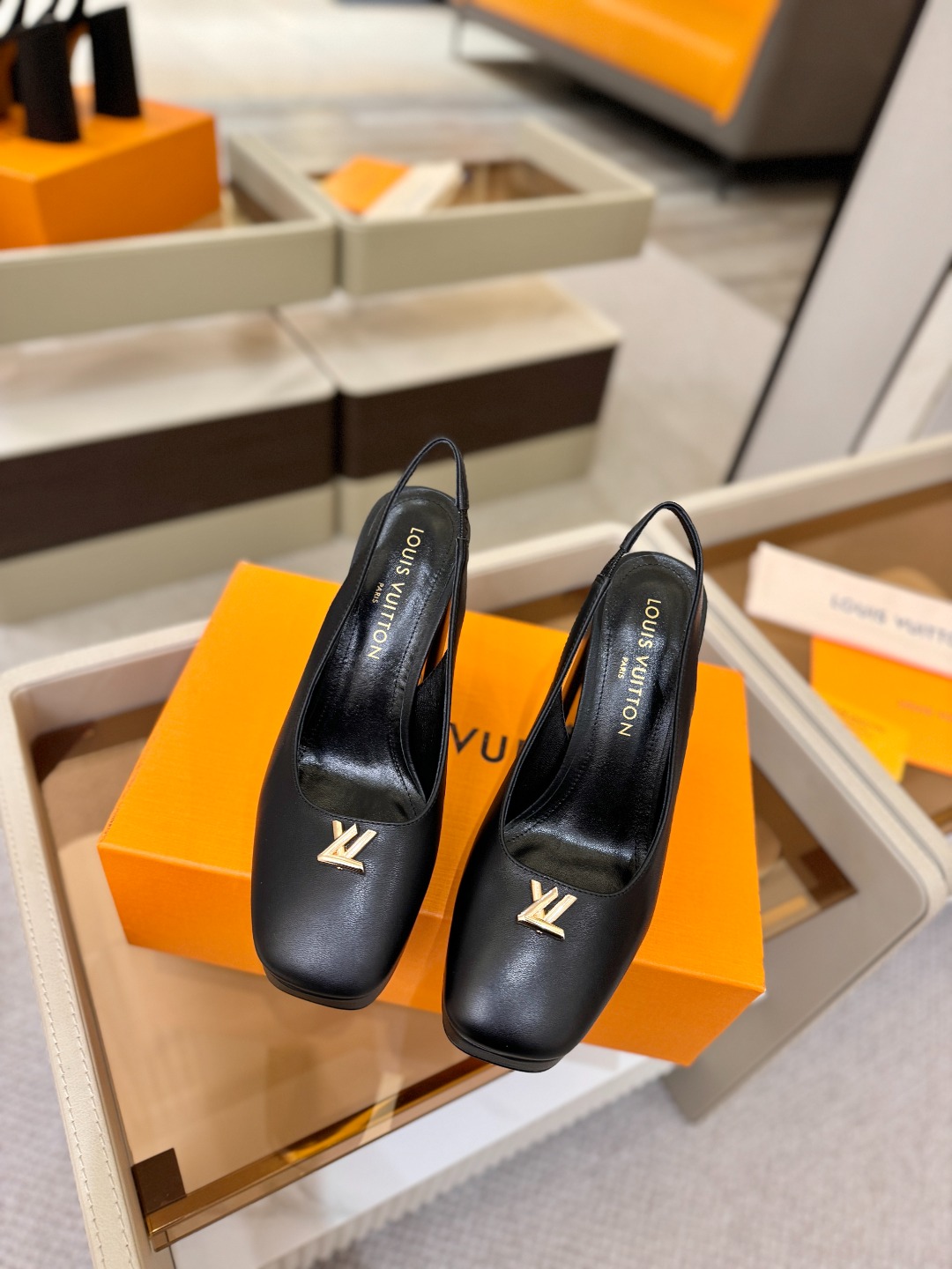 L✔️ 家 专柜 走秀款水台后空单鞋、官网系列、同步更新、完美楦型+小V扣+水台设计、再现经典、款式简单