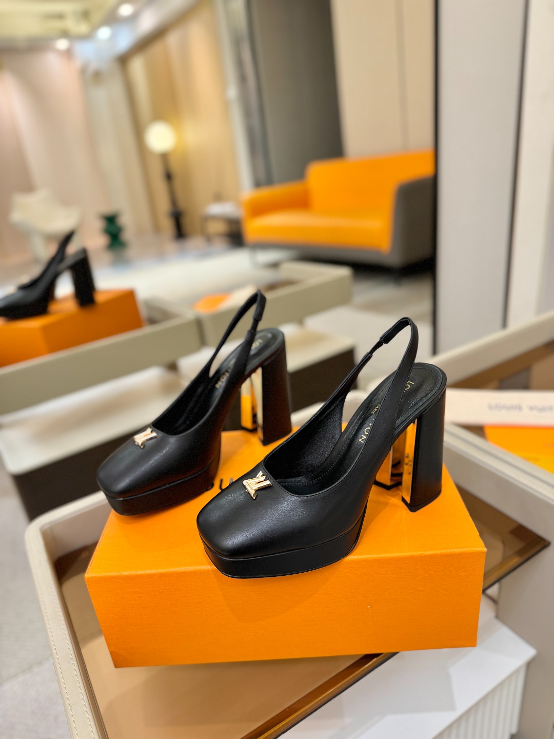 L✔️ 家 专柜 走秀款水台后空单鞋、官网系列、同步更新、完美楦型+小V扣+水台设计、再现经典、款式简单