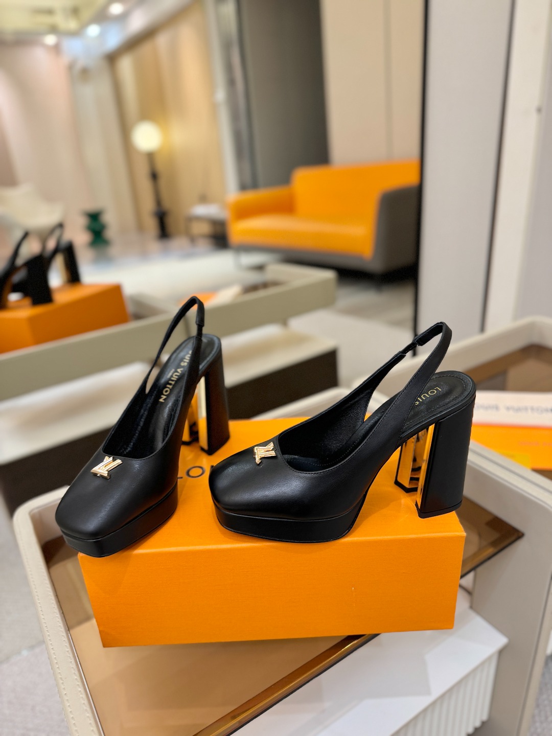 L✔️ 家 专柜 走秀款水台后空单鞋、官网系列、同步更新、完美楦型+小V扣+水台设计、再现经典、款式简单