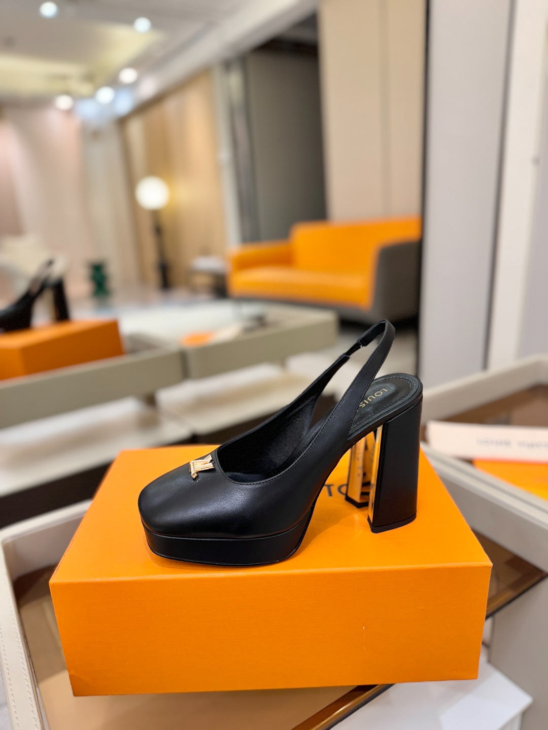 L✔️ 家 专柜 走秀款水台后空单鞋、官网系列、同步更新、完美楦型+小V扣+水台设计、再现经典、款式简单