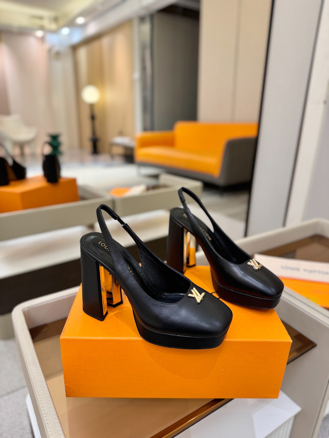 L✔️ 家 专柜 走秀款水台后空单鞋、官网系列、同步更新、完美楦型+小V扣+水台设计、再现经典、款式简单