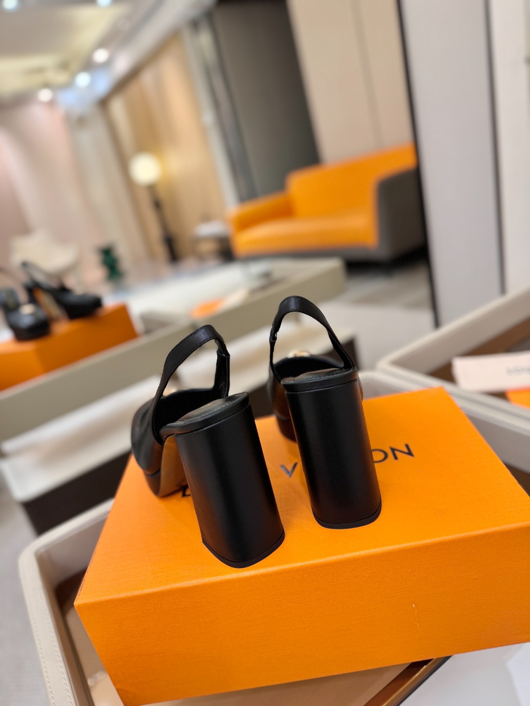 L✔️ 家 专柜 走秀款水台后空单鞋、官网系列、同步更新、完美楦型+小V扣+水台设计、再现经典、款式简单