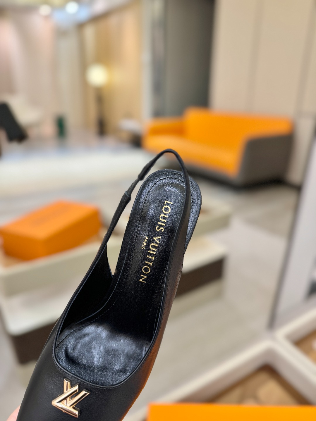 L✔️ 家 专柜 走秀款水台后空单鞋、官网系列、同步更新、完美楦型+小V扣+水台设计、再现经典、款式简单