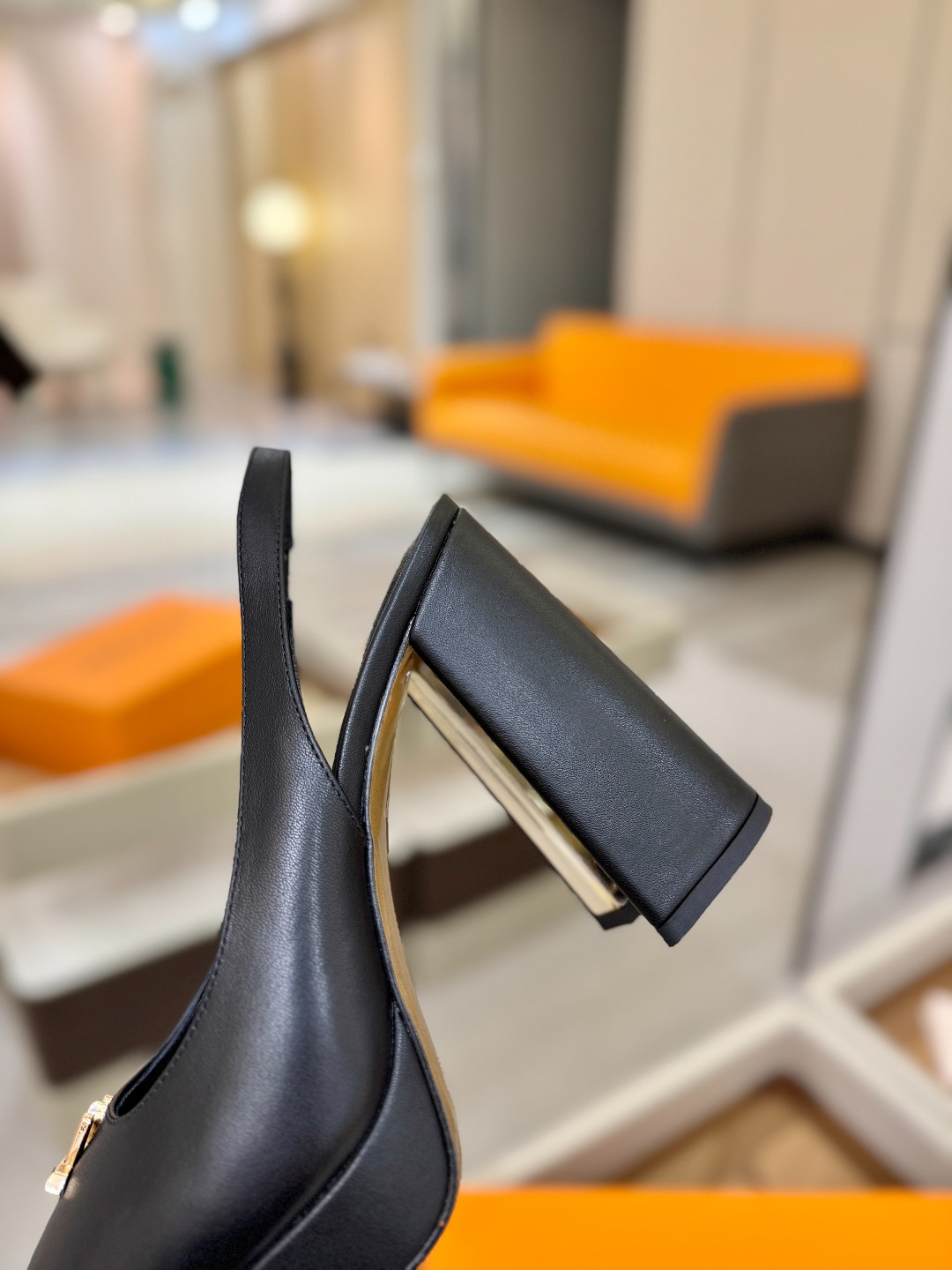 L✔️ 家 专柜 走秀款水台后空单鞋、官网系列、同步更新、完美楦型+小V扣+水台设计、再现经典、款式简单