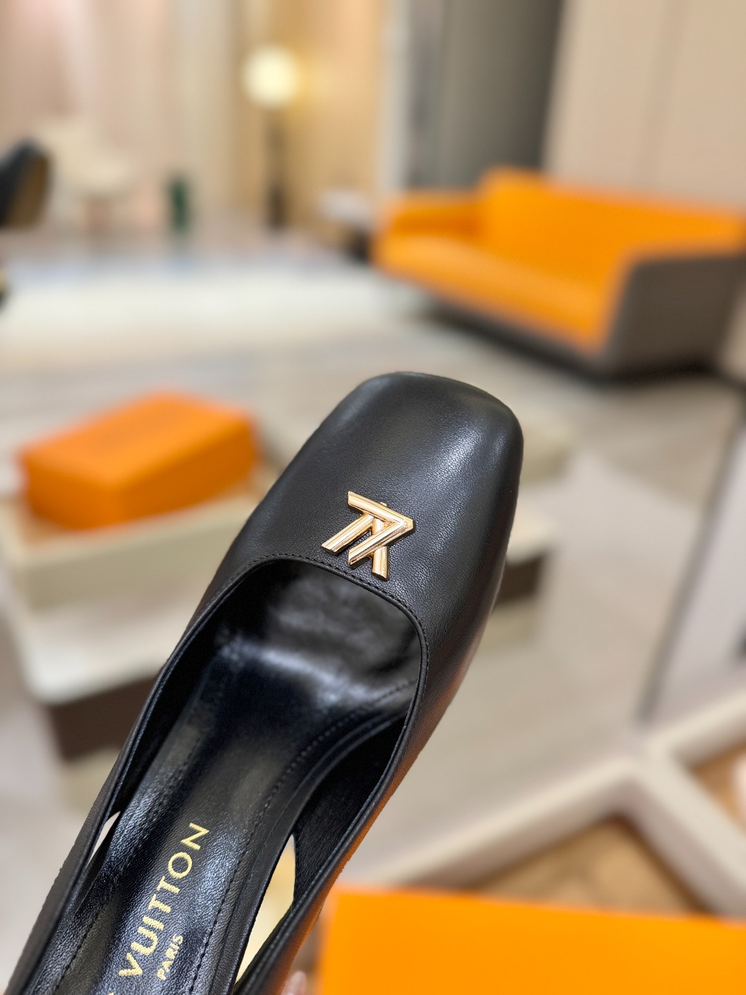 L✔️ 家 专柜 走秀款水台后空单鞋、官网系列、同步更新、完美楦型+小V扣+水台设计、再现经典、款式简单