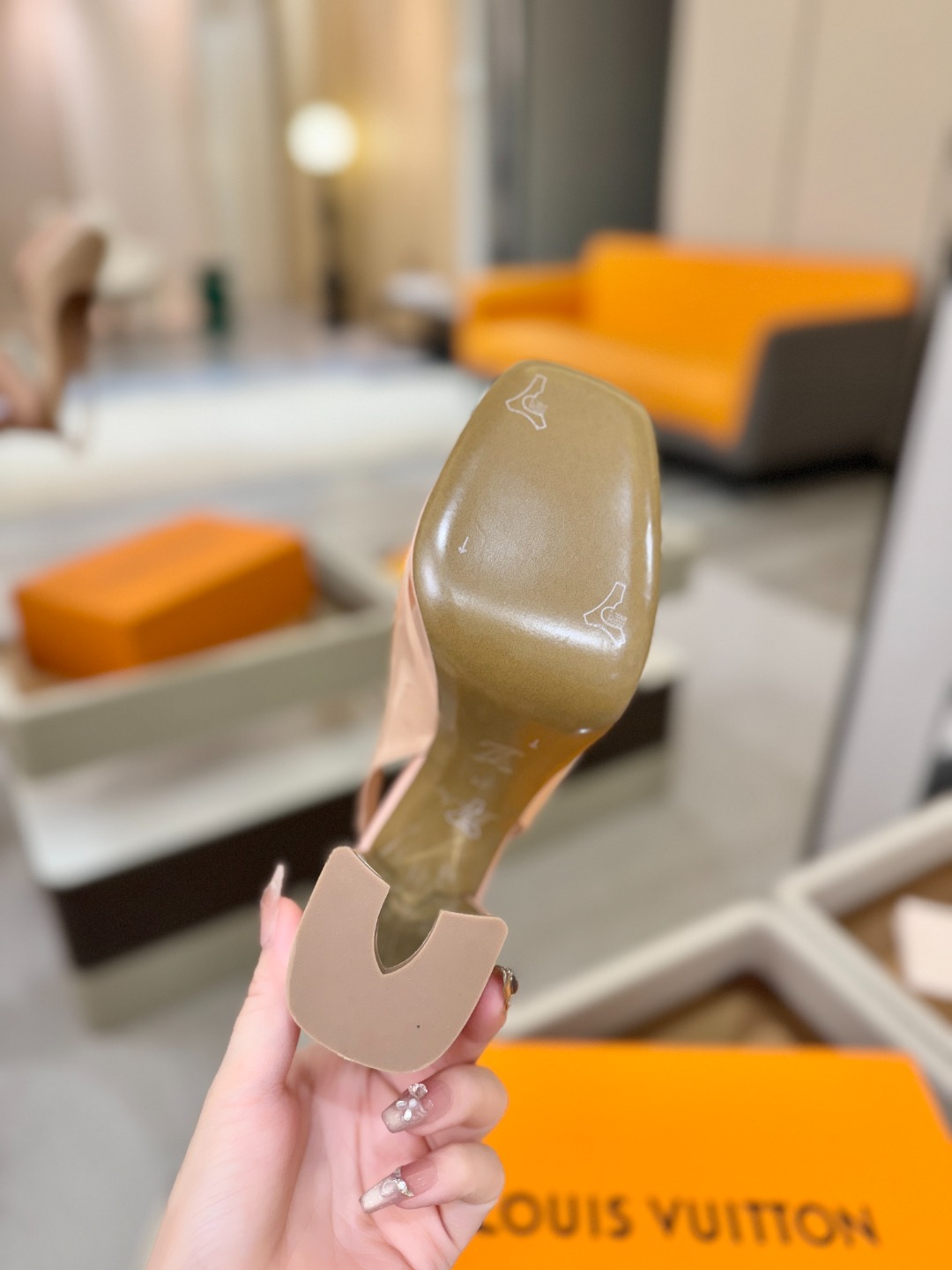 L✔️ 家 专柜 走秀款水台后空单鞋、官网系列、同步更新、完美楦型+小V扣+水台设计、再现经典、款式简单