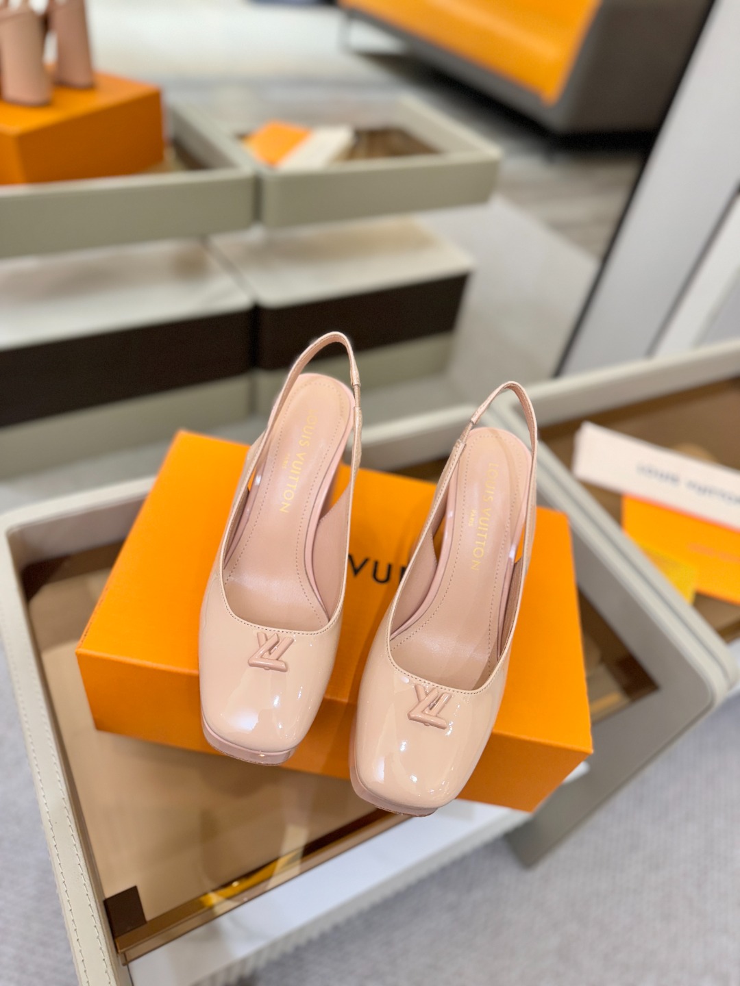 L✔️ 家 专柜 走秀款水台后空单鞋、官网系列、同步更新、完美楦型+小V扣+水台设计、再现经典、款式简单