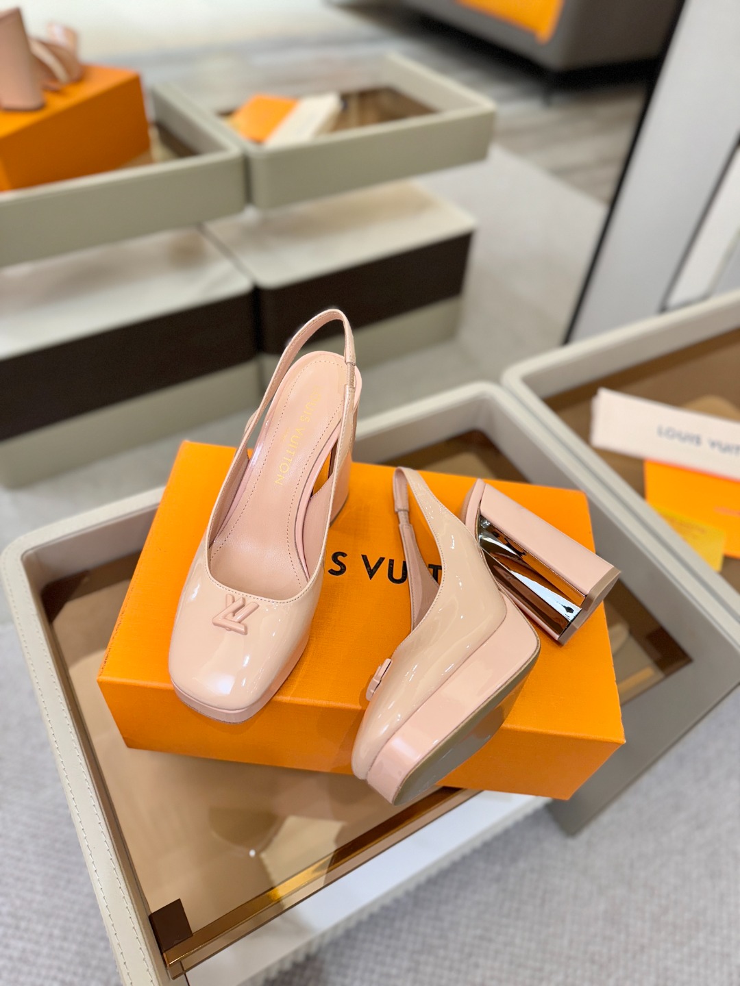 L✔️ 家 专柜 走秀款水台后空单鞋、官网系列、同步更新、完美楦型+小V扣+水台设计、再现经典、款式简单