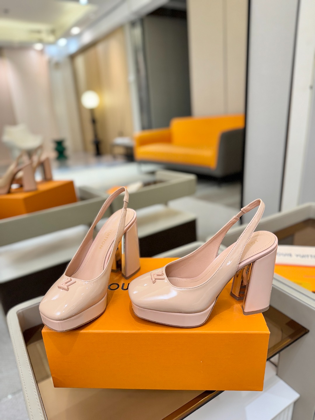 L✔️ 家 专柜 走秀款水台后空单鞋、官网系列、同步更新、完美楦型+小V扣+水台设计、再现经典、款式简单