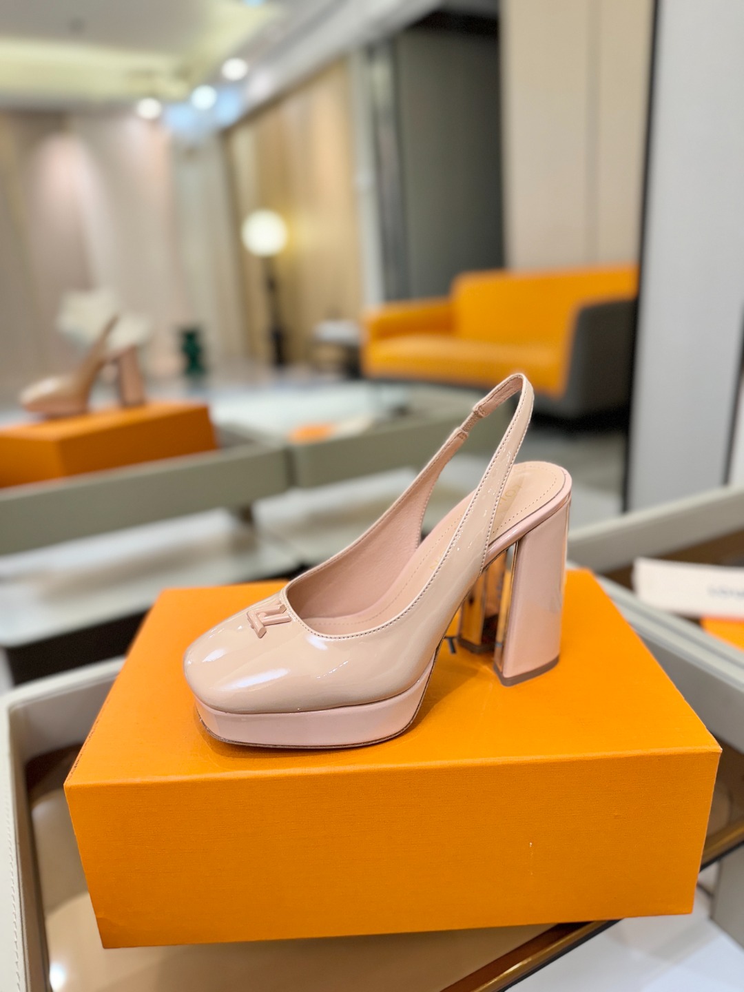 L✔️ 家 专柜 走秀款水台后空单鞋、官网系列、同步更新、完美楦型+小V扣+水台设计、再现经典、款式简单