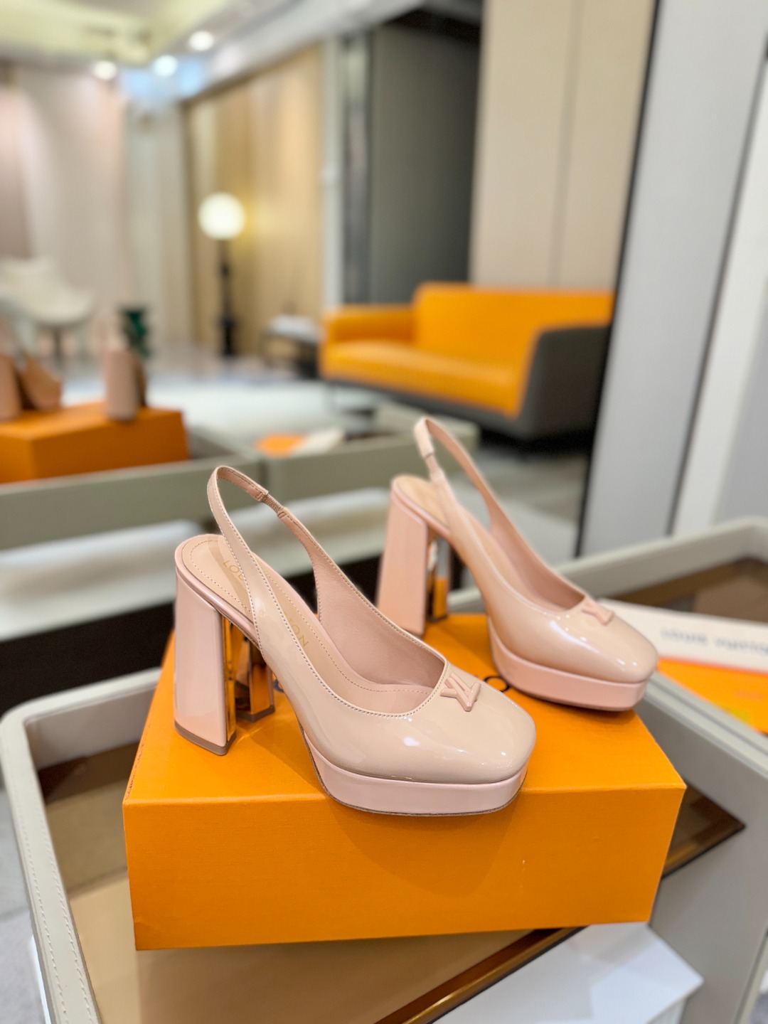 L✔️ 家 专柜 走秀款水台后空单鞋、官网系列、同步更新、完美楦型+小V扣+水台设计、再现经典、款式简单