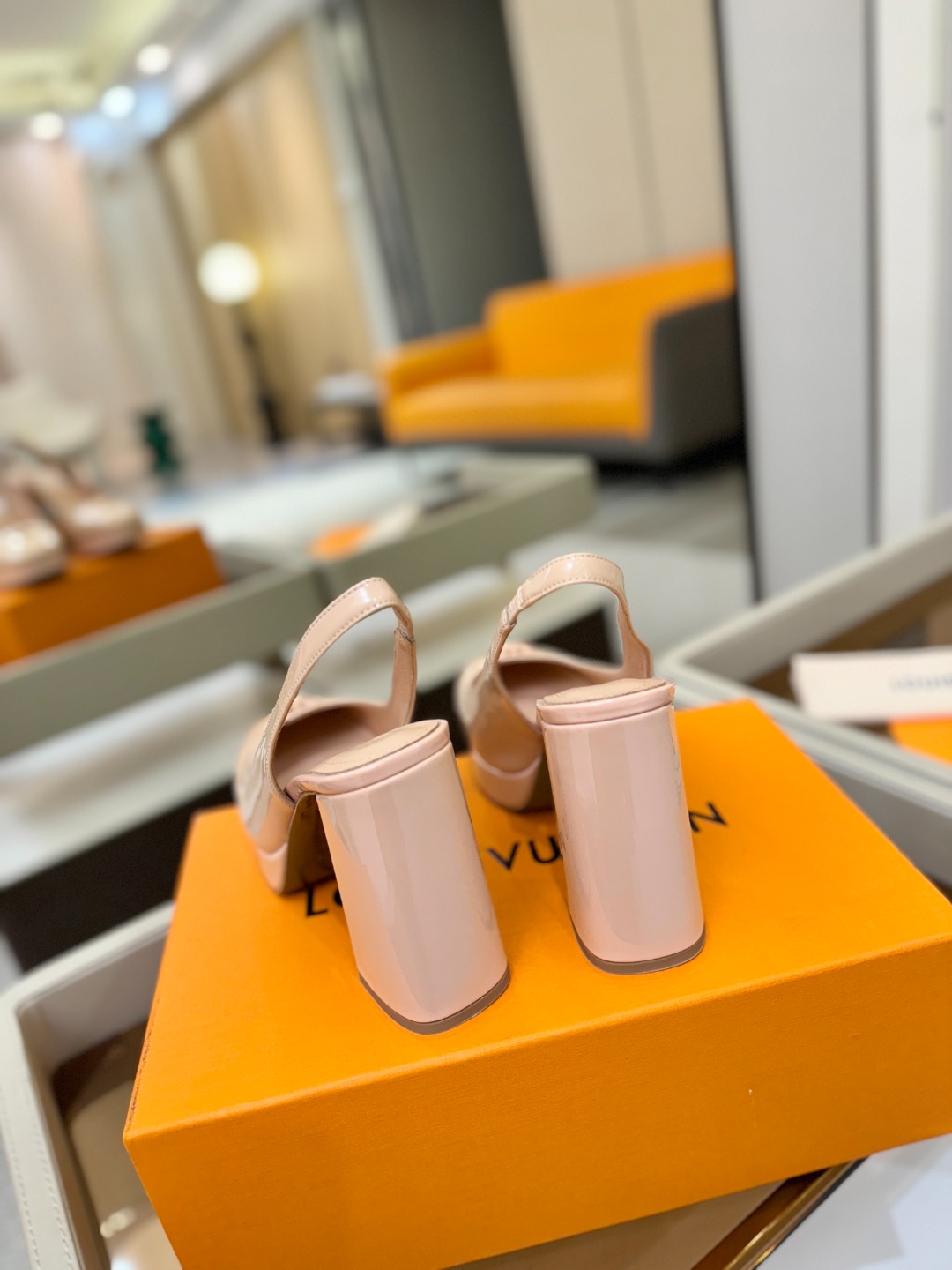 L✔️ 家 专柜 走秀款水台后空单鞋、官网系列、同步更新、完美楦型+小V扣+水台设计、再现经典、款式简单