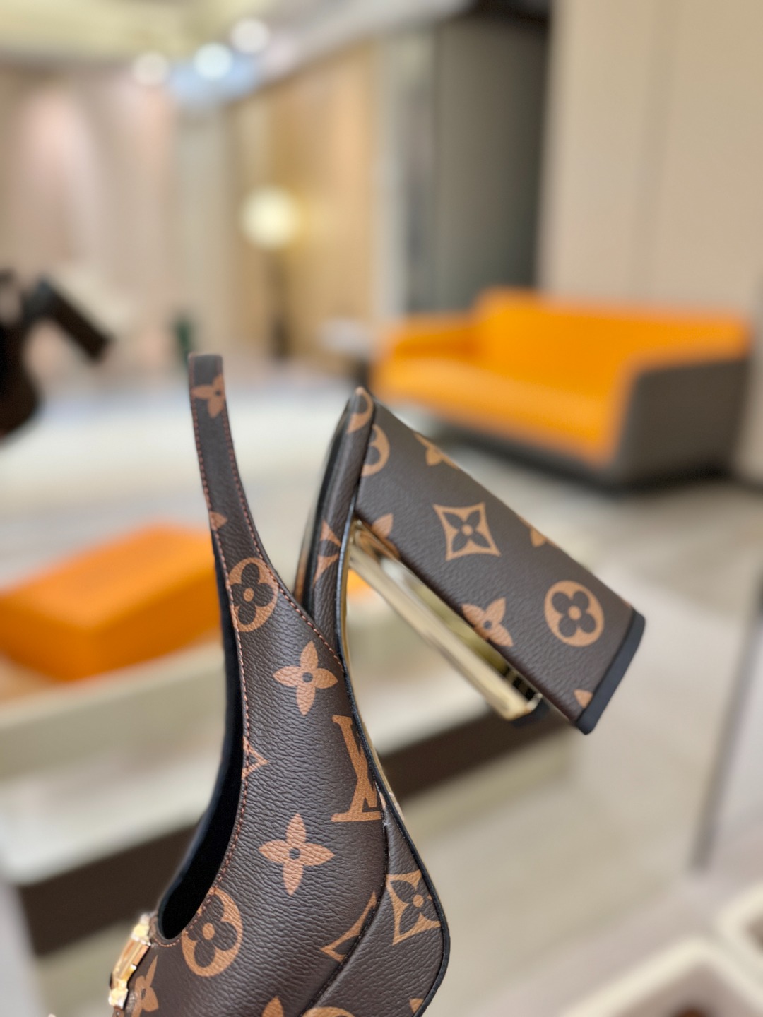 L✔️ 家 专柜 走秀款水台后空单鞋、官网系列、同步更新、完美楦型+小V扣+水台设计、再现经典、款式简单