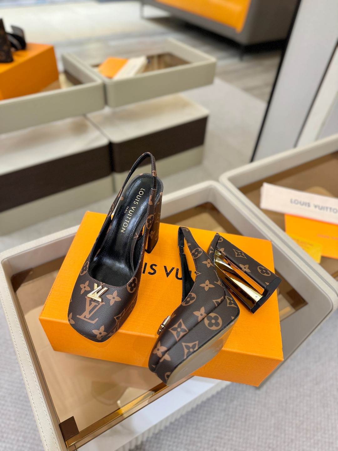 L✔️ 家 专柜 走秀款水台后空单鞋、官网系列、同步更新、完美楦型+小V扣+水台设计、再现经典、款式简单