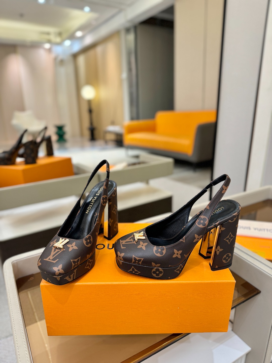 L✔️ 家 专柜 走秀款水台后空单鞋、官网系列、同步更新、完美楦型+小V扣+水台设计、再现经典、款式简单