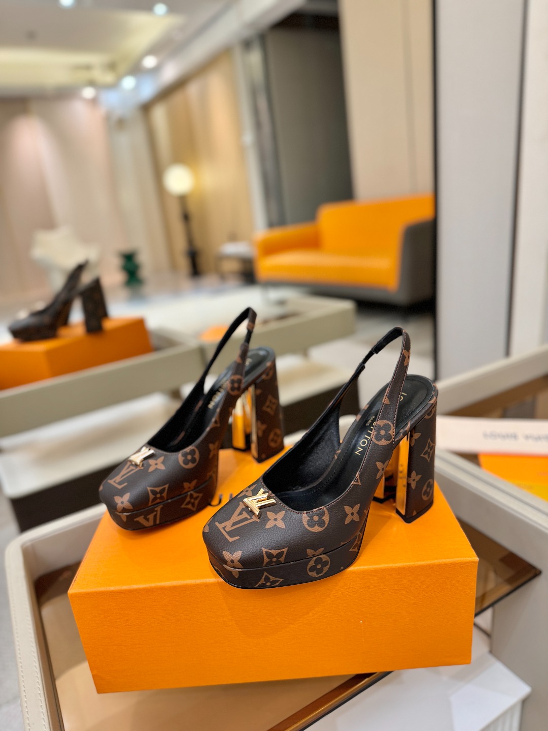 L✔️ 家 专柜 走秀款水台后空单鞋、官网系列、同步更新、完美楦型+小V扣+水台设计、再现经典、款式简单