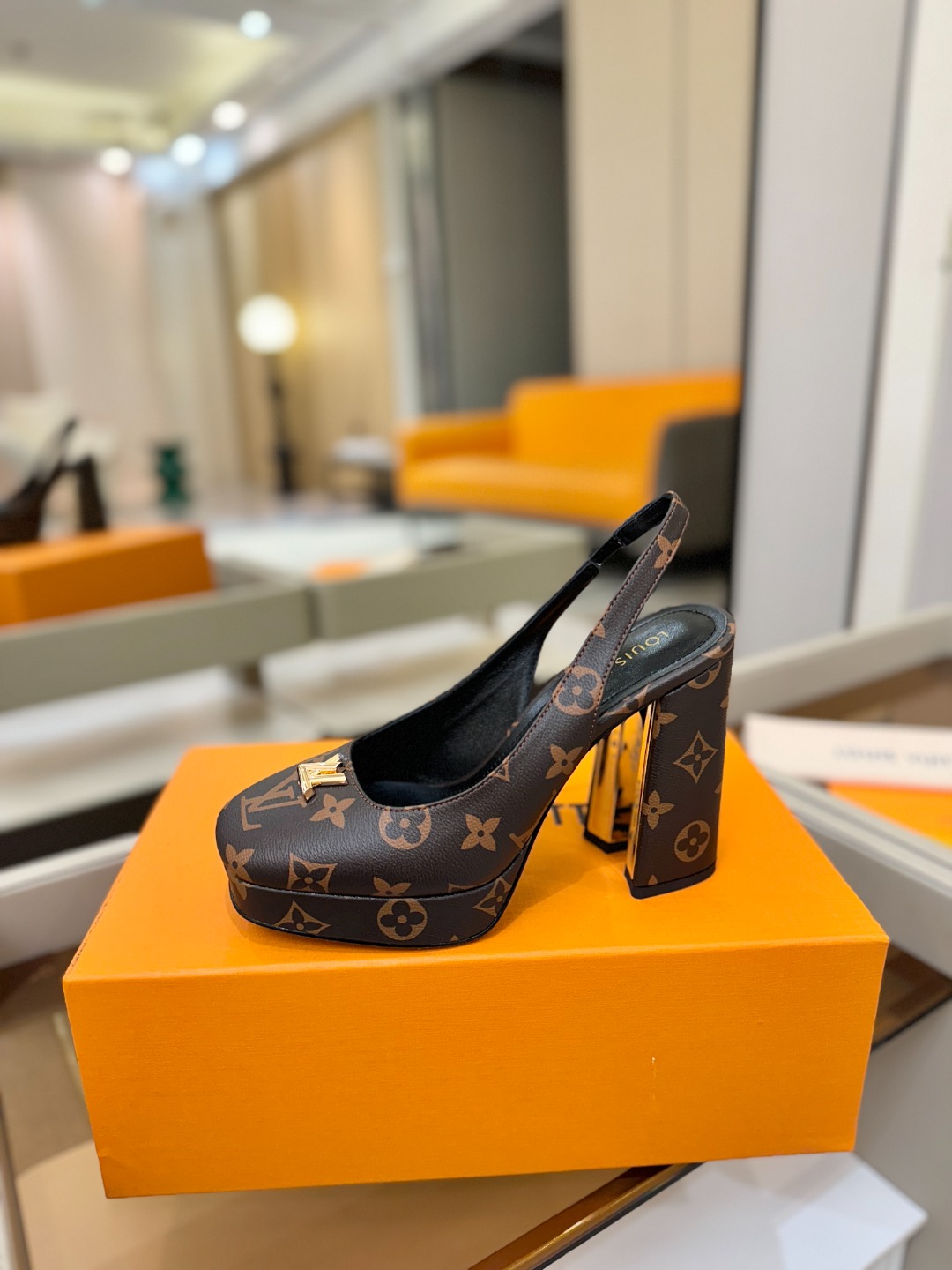 L✔️ 家 专柜 走秀款水台后空单鞋、官网系列、同步更新、完美楦型+小V扣+水台设计、再现经典、款式简单