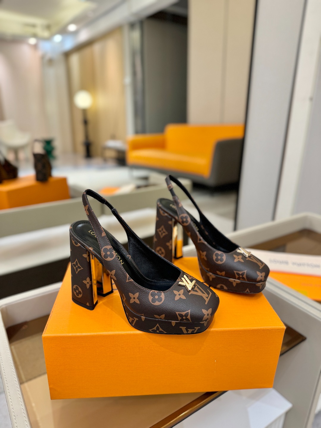 L✔️ 家 专柜 走秀款水台后空单鞋、官网系列、同步更新、完美楦型+小V扣+水台设计、再现经典、款式简单