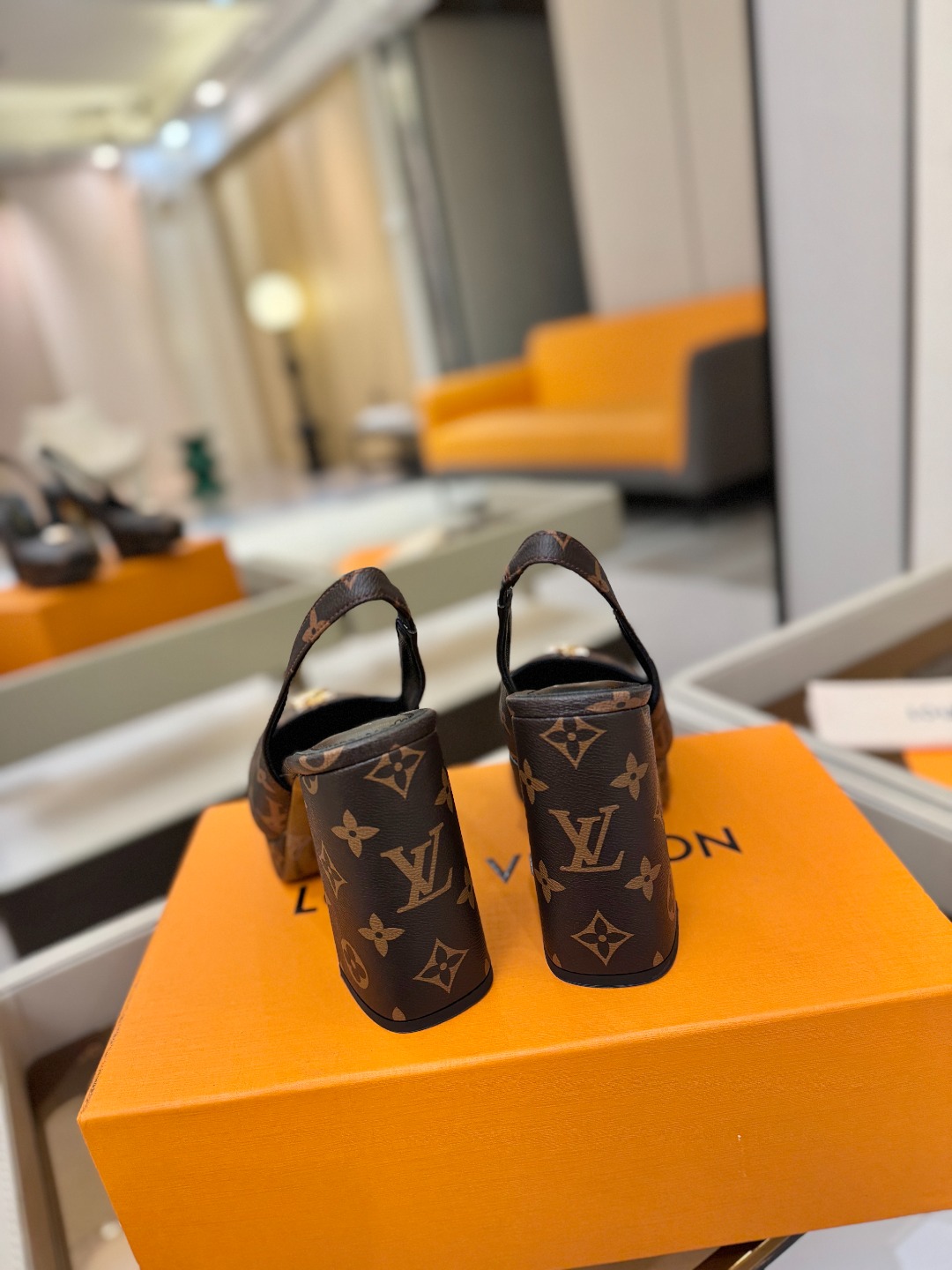 L✔️ 家 专柜 走秀款水台后空单鞋、官网系列、同步更新、完美楦型+小V扣+水台设计、再现经典、款式简单