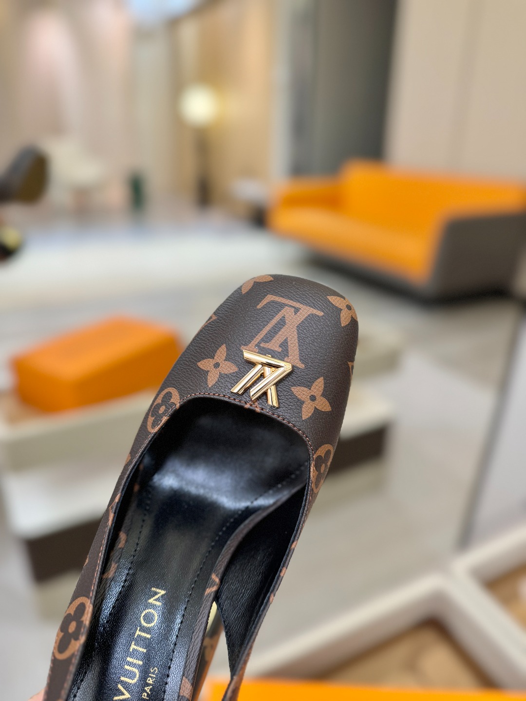 L✔️ 家 专柜 走秀款水台后空单鞋、官网系列、同步更新、完美楦型+小V扣+水台设计、再现经典、款式简单