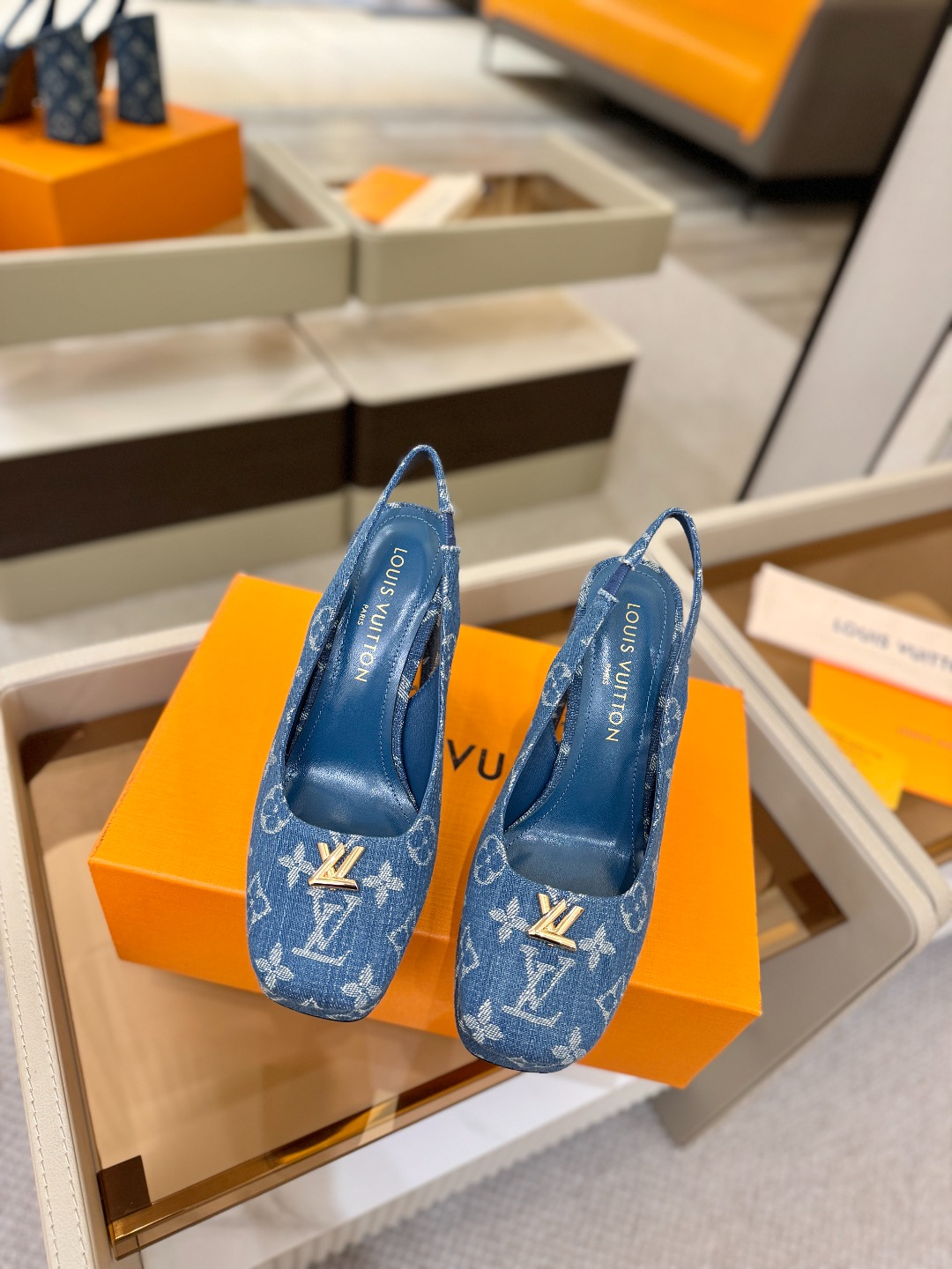 L✔️ 家 专柜 走秀款水台后空单鞋、官网系列、同步更新、完美楦型+小V扣+水台设计、再现经典、款式简单