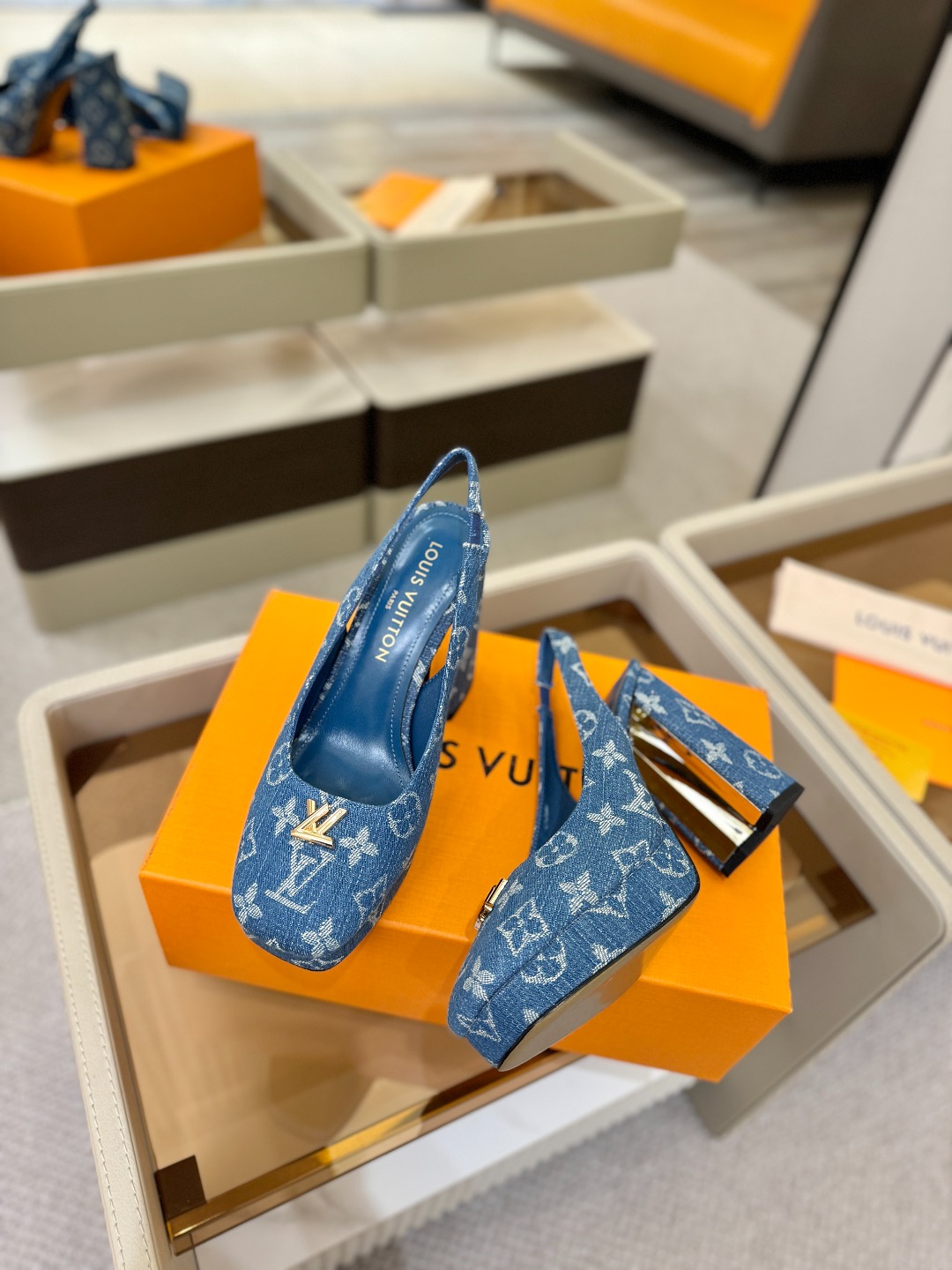 L✔️ 家 专柜 走秀款水台后空单鞋、官网系列、同步更新、完美楦型+小V扣+水台设计、再现经典、款式简单