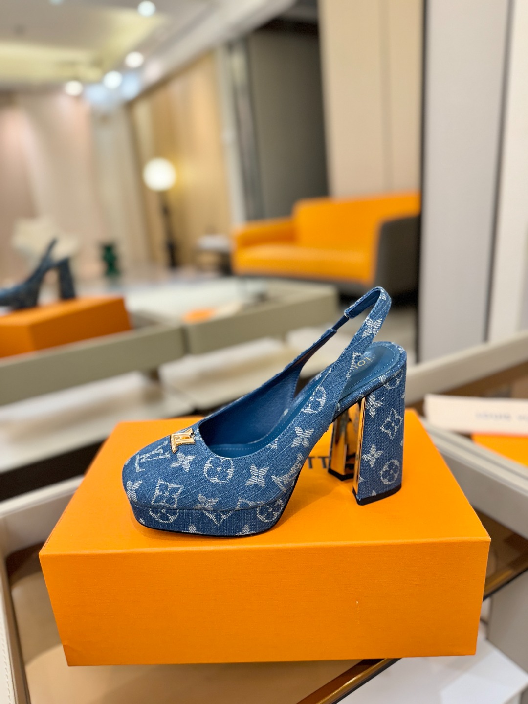 L✔️ 家 专柜 走秀款水台后空单鞋、官网系列、同步更新、完美楦型+小V扣+水台设计、再现经典、款式简单