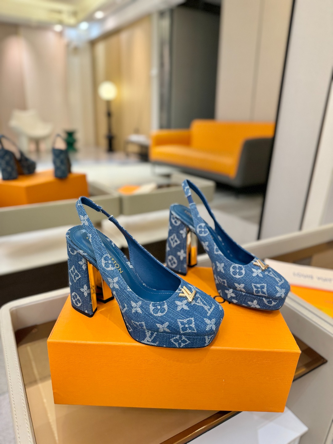 L✔️ 家 专柜 走秀款水台后空单鞋、官网系列、同步更新、完美楦型+小V扣+水台设计、再现经典、款式简单