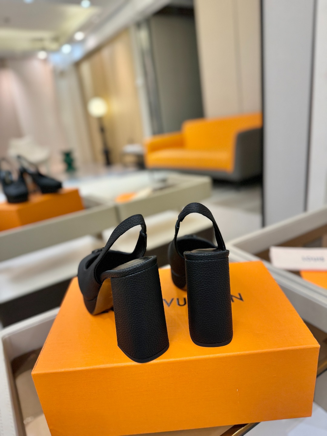 L✔️ 家 专柜 走秀款水台后空单鞋、官网系列、同步更新、完美楦型+小V扣+水台设计、再现经典、款式简单