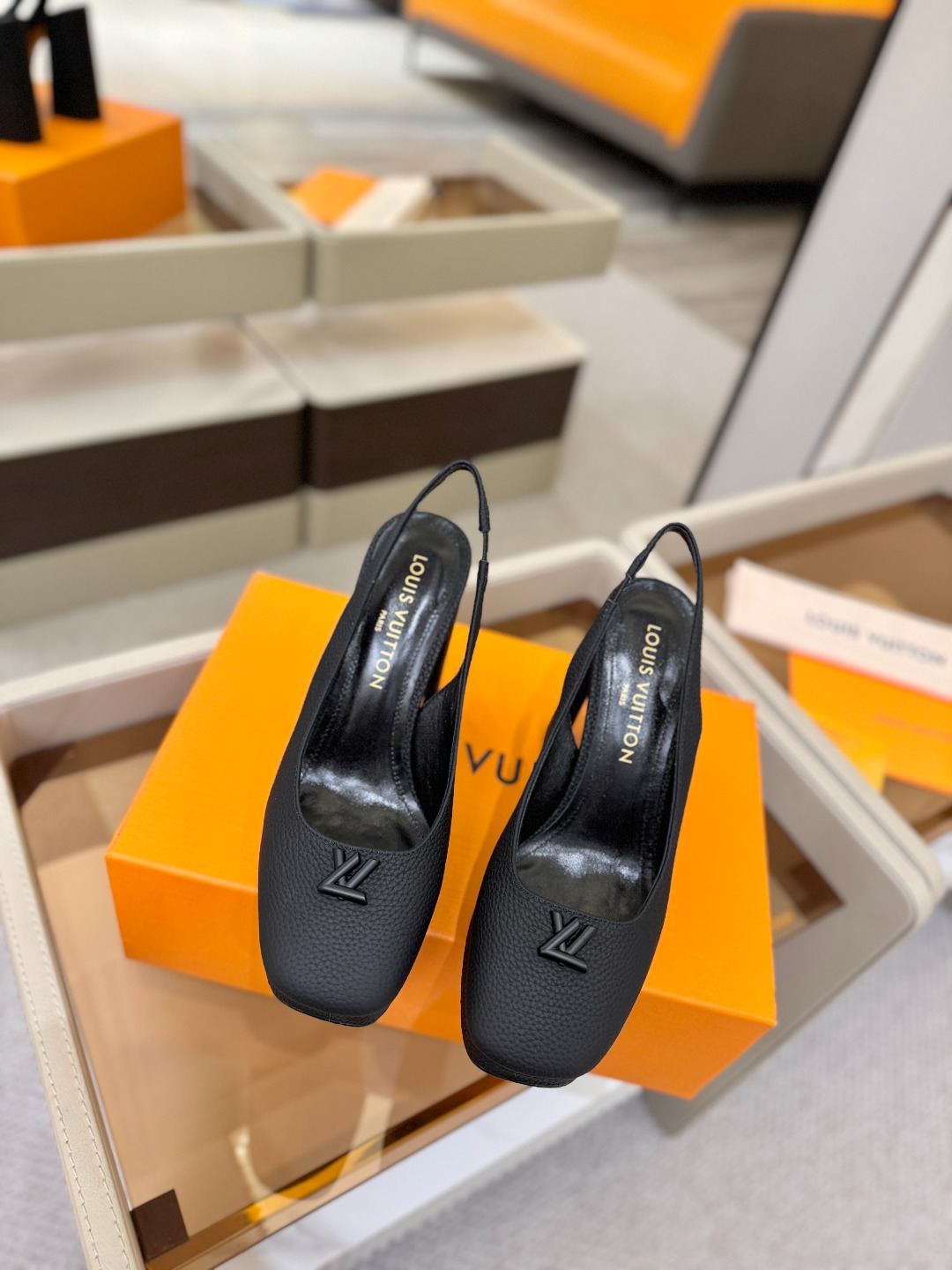 L✔️ 家 专柜 走秀款水台后空单鞋、官网系列、同步更新、完美楦型+小V扣+水台设计、再现经典、款式简单