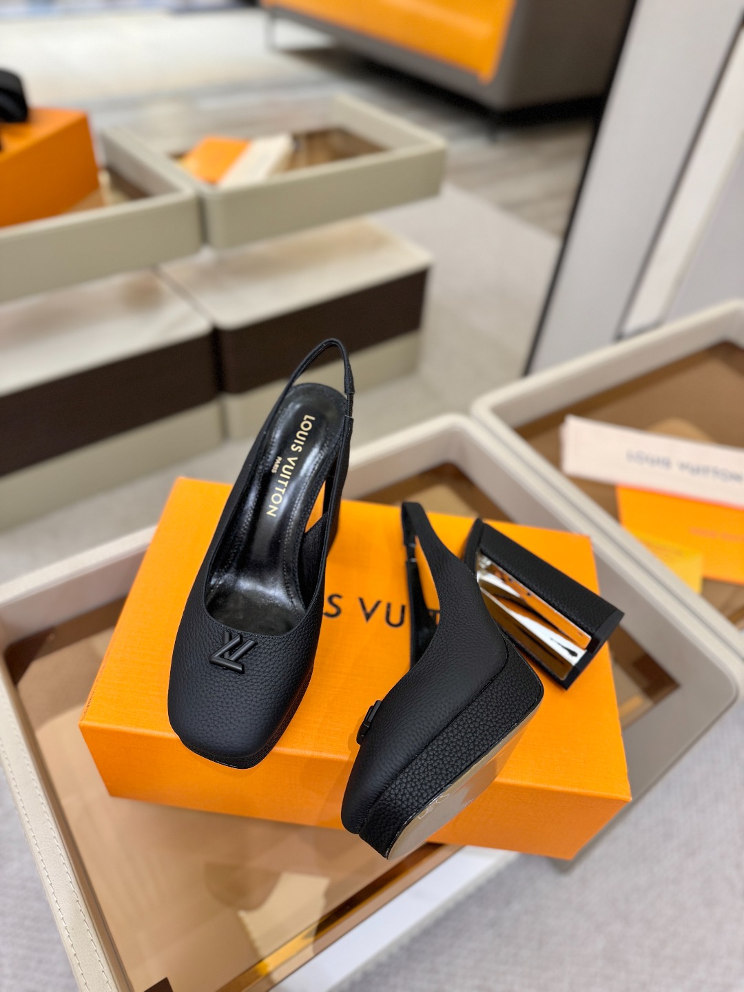 L✔️ 家 专柜 走秀款水台后空单鞋、官网系列、同步更新、完美楦型+小V扣+水台设计、再现经典、款式简单