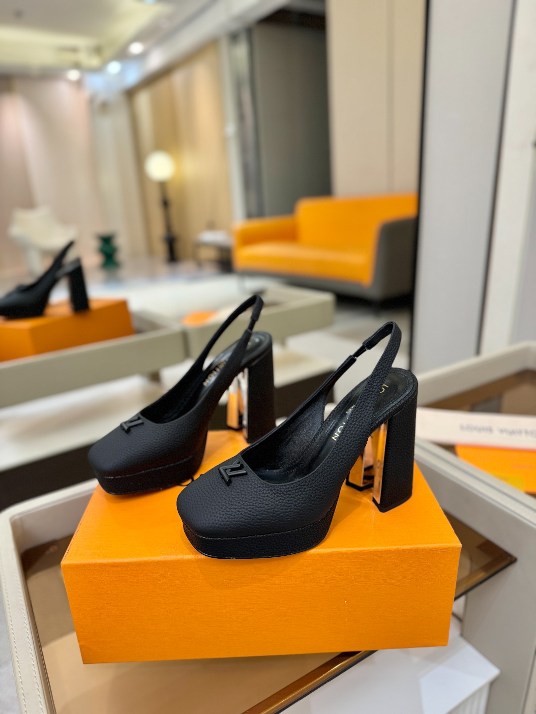 L✔️ 家 专柜 走秀款水台后空单鞋、官网系列、同步更新、完美楦型+小V扣+水台设计、再现经典、款式简单