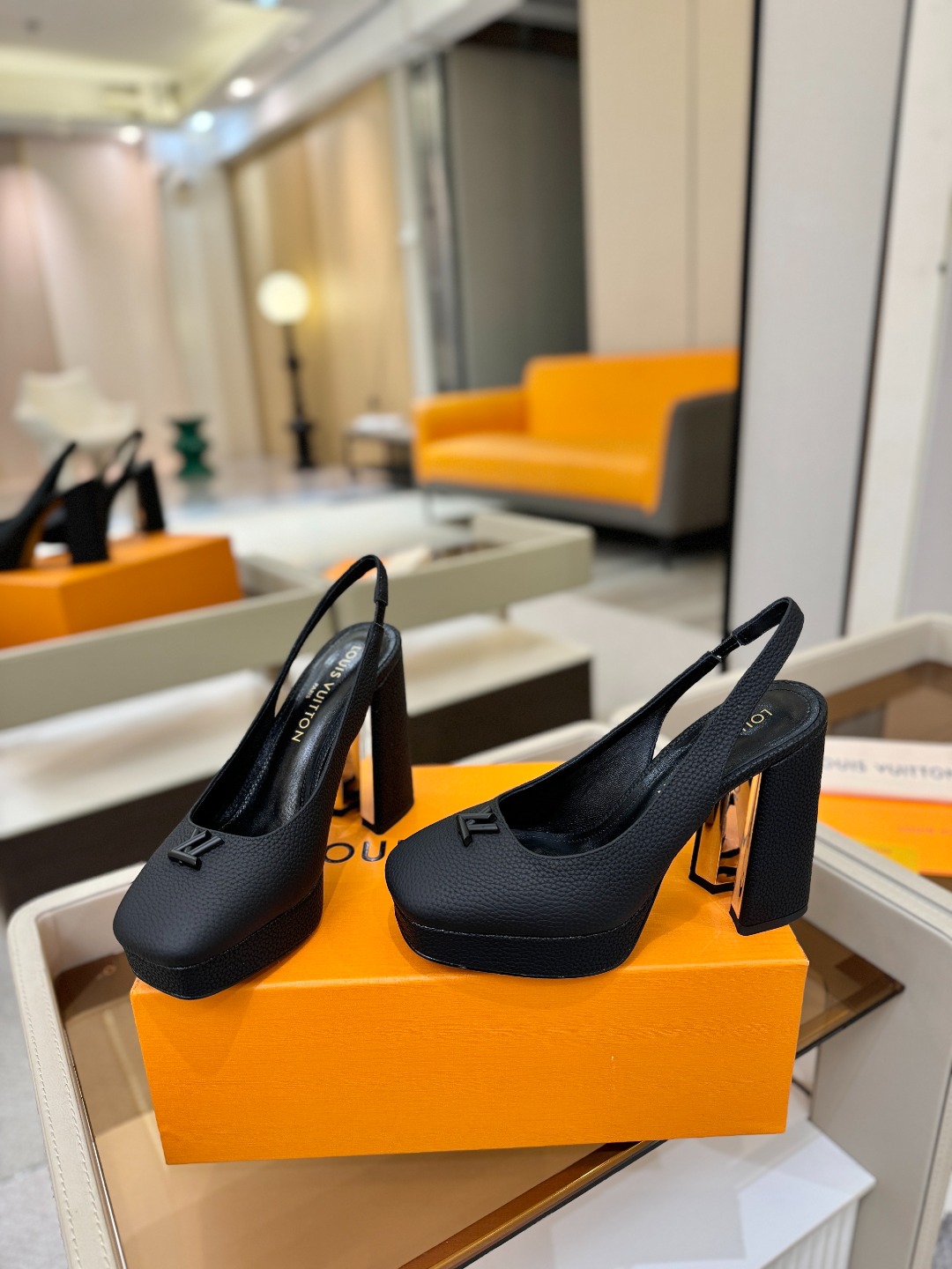 L✔️ 家 专柜 走秀款水台后空单鞋、官网系列、同步更新、完美楦型+小V扣+水台设计、再现经典、款式简单
