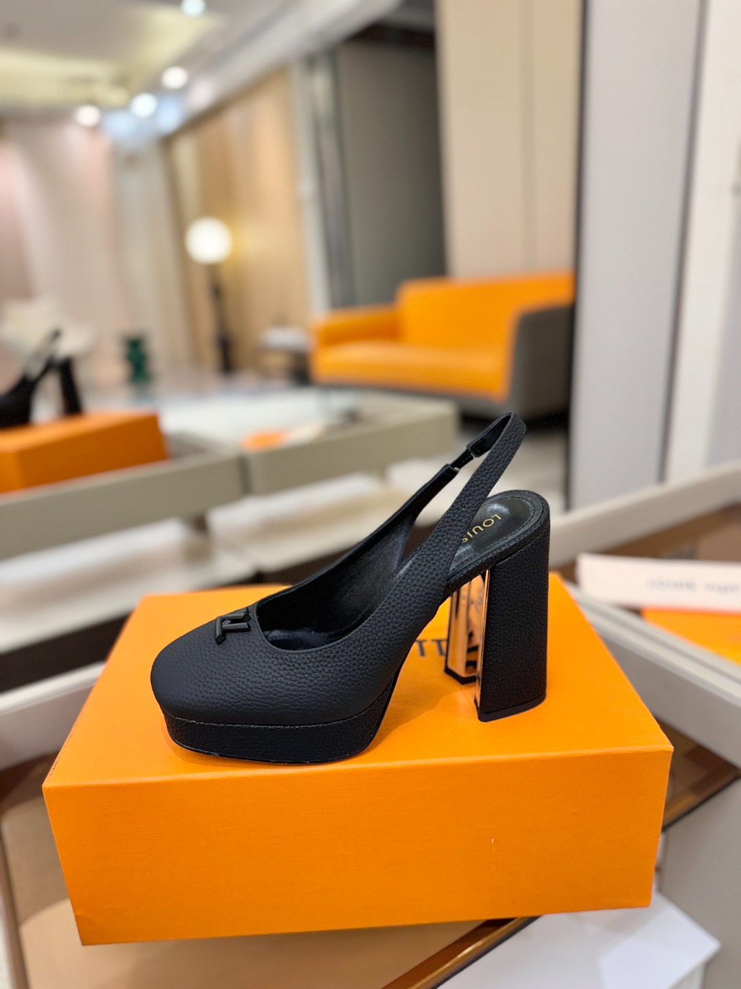 L✔️ 家 专柜 走秀款水台后空单鞋、官网系列、同步更新、完美楦型+小V扣+水台设计、再现经典、款式简单