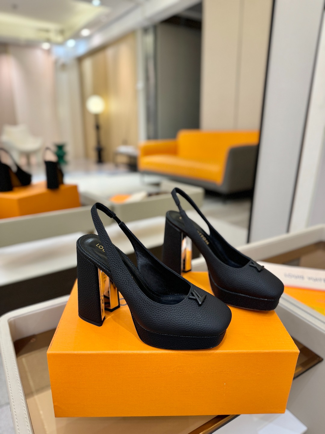L✔️ 家 专柜 走秀款水台后空单鞋、官网系列、同步更新、完美楦型+小V扣+水台设计、再现经典、款式简单