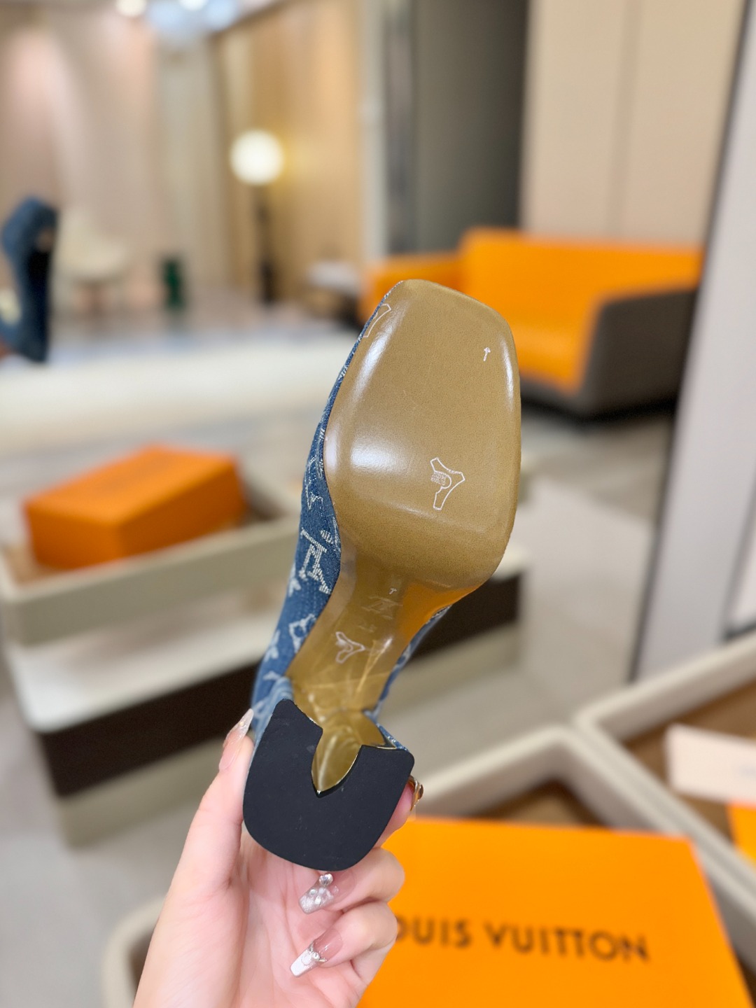 L✔️ 家 专柜 走秀款水台单鞋、官网系列、同步更新、完美楦型+小V扣+水台设计、再现经典、款式简单大方