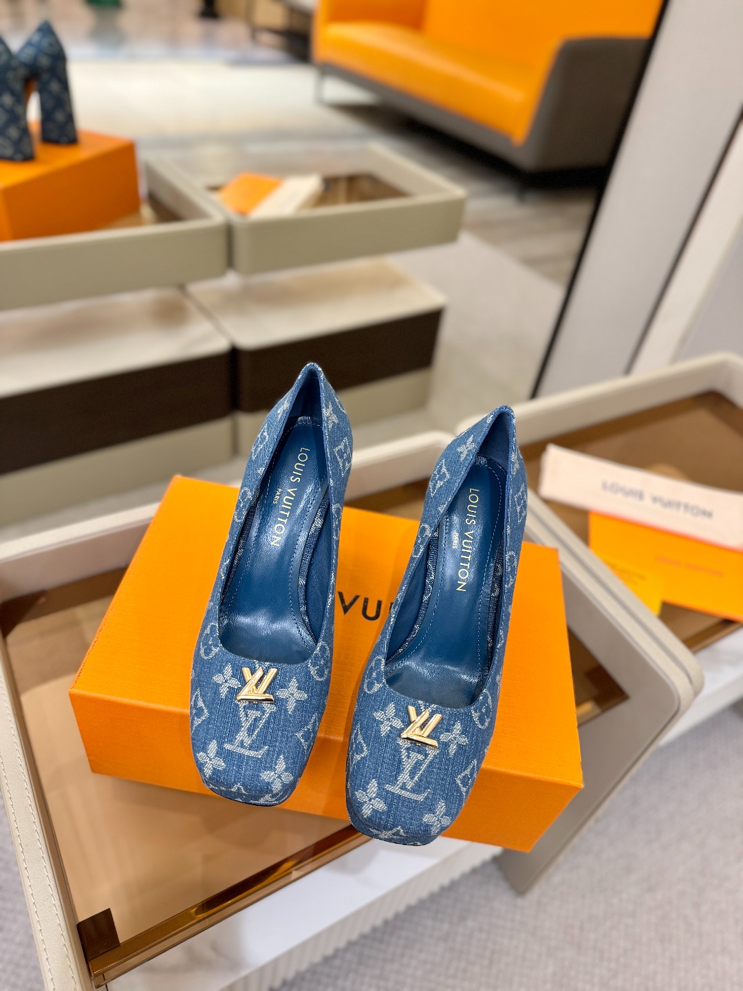 L✔️ 家 专柜 走秀款水台单鞋、官网系列、同步更新、完美楦型+小V扣+水台设计、再现经典、款式简单大方