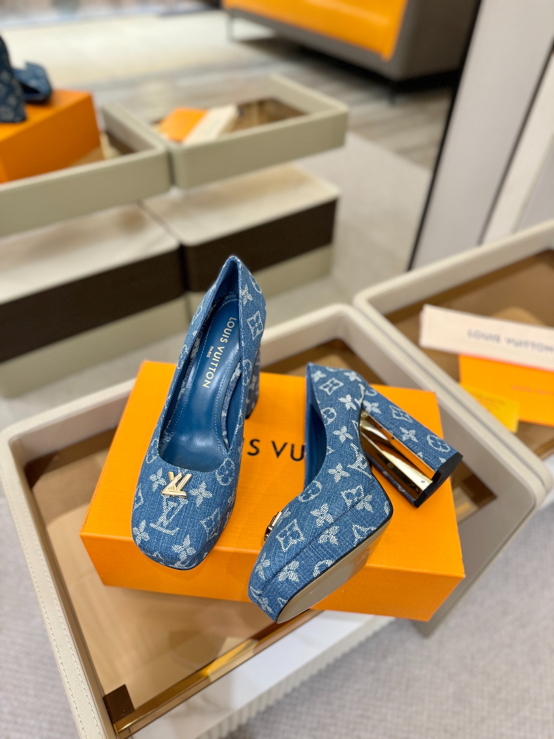 L✔️ 家 专柜 走秀款水台单鞋、官网系列、同步更新、完美楦型+小V扣+水台设计、再现经典、款式简单大方