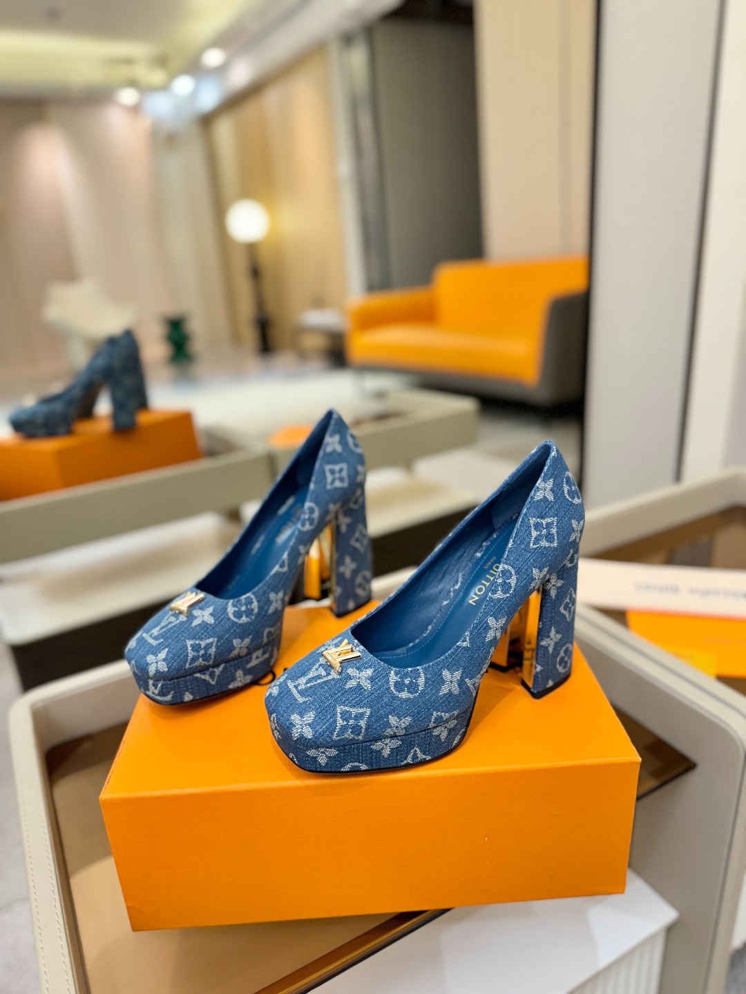 L✔️ 家 专柜 走秀款水台单鞋、官网系列、同步更新、完美楦型+小V扣+水台设计、再现经典、款式简单大方