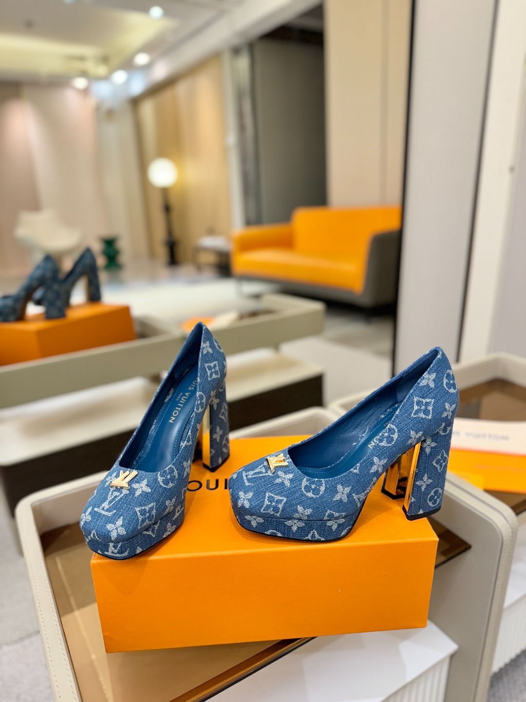 L✔️ 家 专柜 走秀款水台单鞋、官网系列、同步更新、完美楦型+小V扣+水台设计、再现经典、款式简单大方