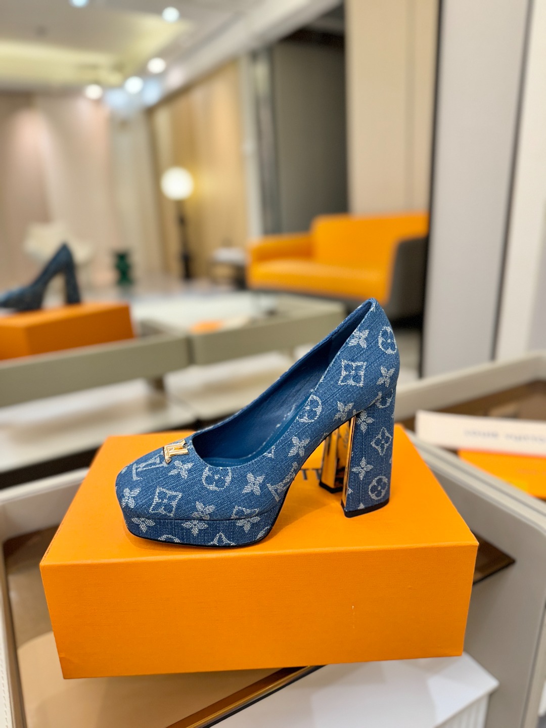 L✔️ 家 专柜 走秀款水台单鞋、官网系列、同步更新、完美楦型+小V扣+水台设计、再现经典、款式简单大方