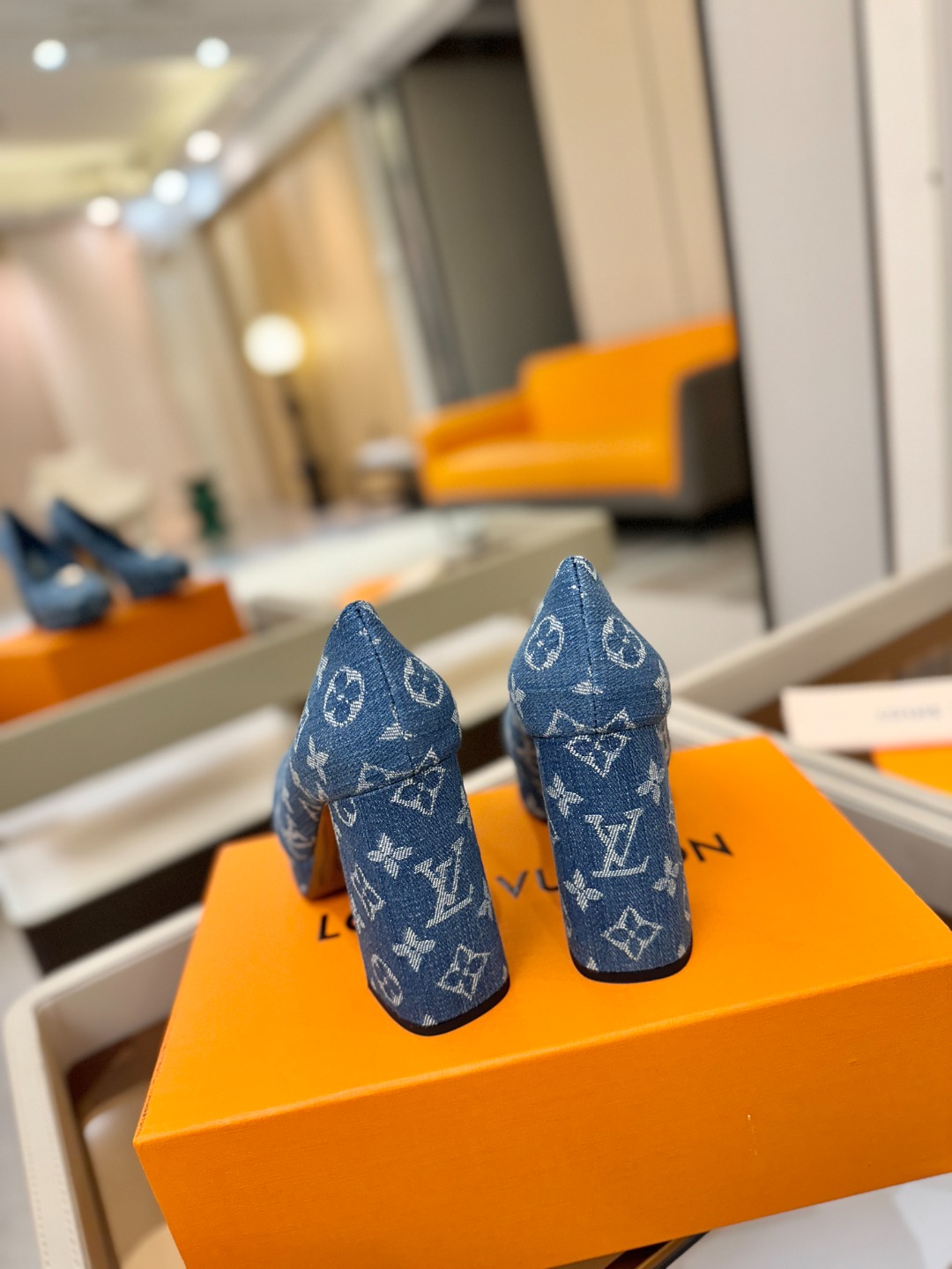 L✔️ 家 专柜 走秀款水台单鞋、官网系列、同步更新、完美楦型+小V扣+水台设计、再现经典、款式简单大方