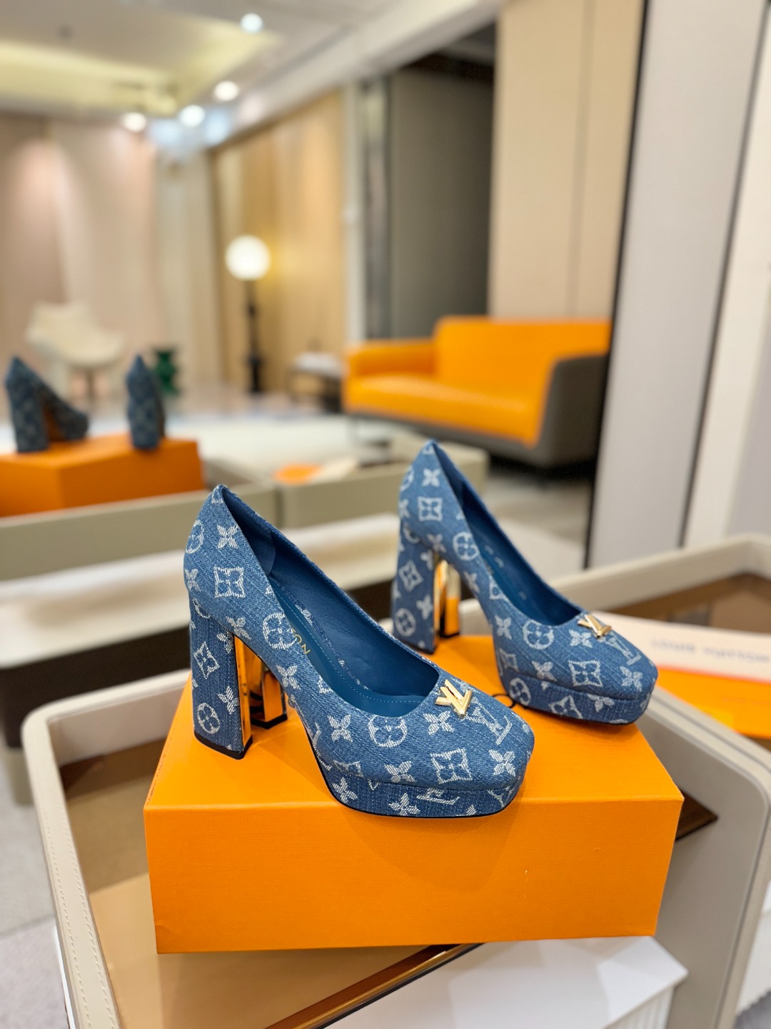 L✔️ 家 专柜 走秀款水台单鞋、官网系列、同步更新、完美楦型+小V扣+水台设计、再现经典、款式简单大方