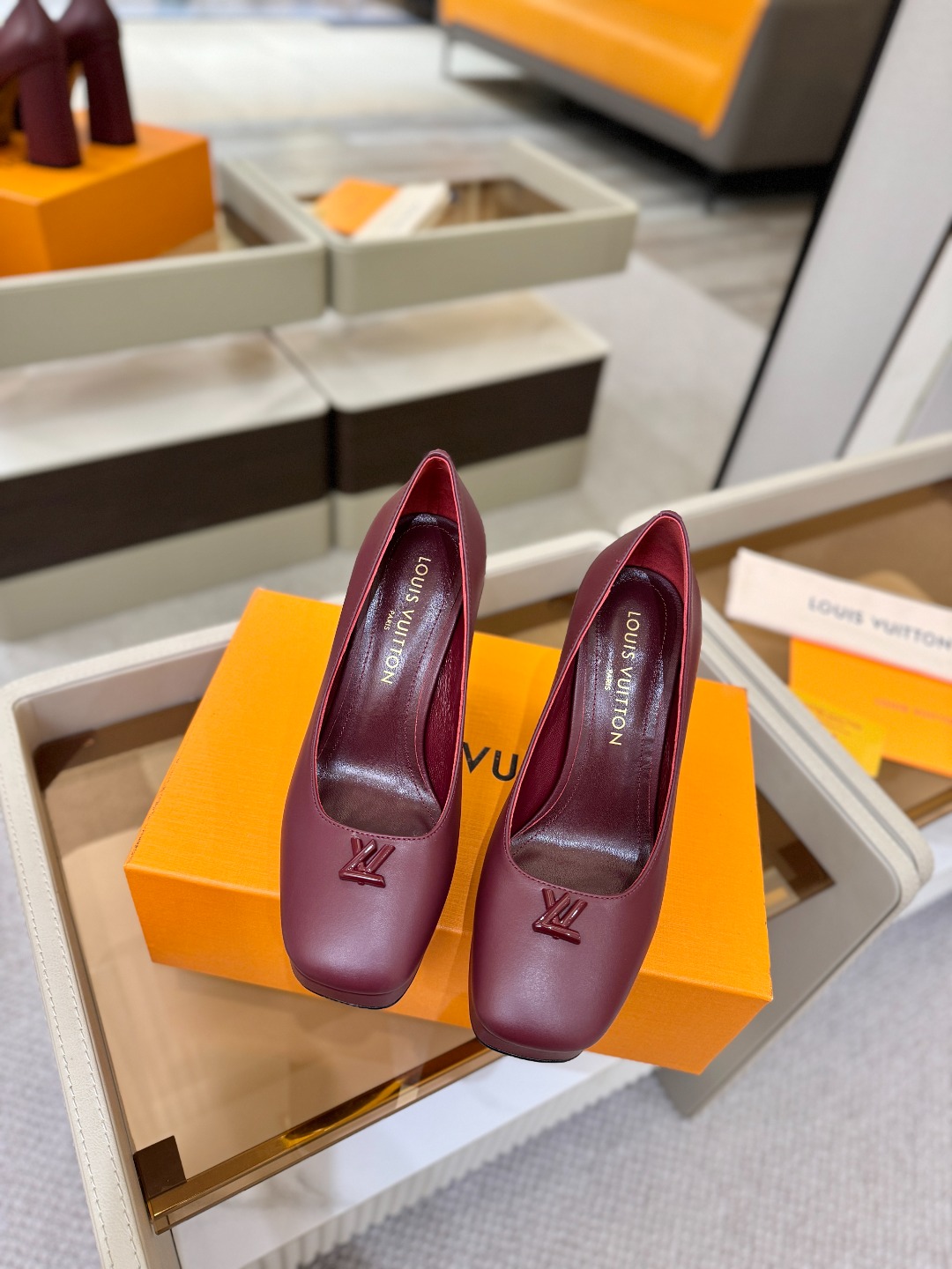 L✔️ 家 专柜 走秀款水台单鞋、官网系列、同步更新、完美楦型+小V扣+水台设计、再现经典、款式简单大方