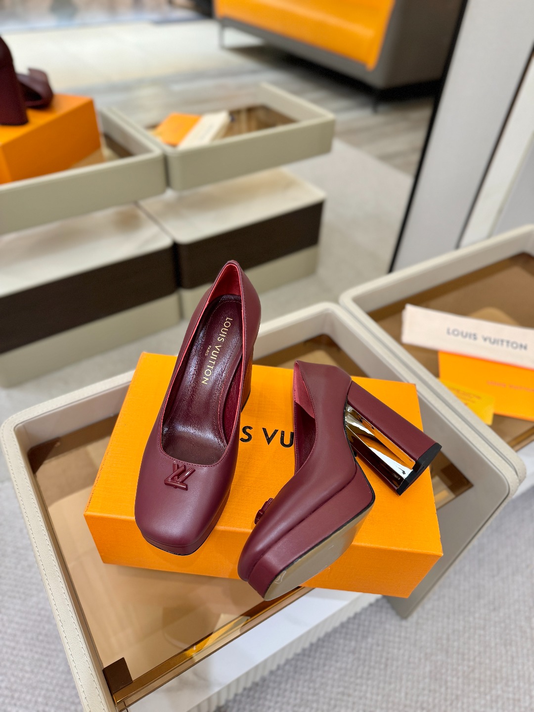 L✔️ 家 专柜 走秀款水台单鞋、官网系列、同步更新、完美楦型+小V扣+水台设计、再现经典、款式简单大方