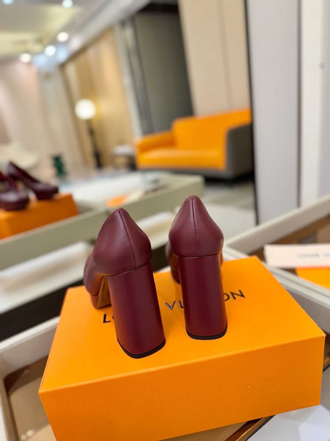L✔️ 家 专柜 走秀款水台单鞋、官网系列、同步更新、完美楦型+小V扣+水台设计、再现经典、款式简单大方
