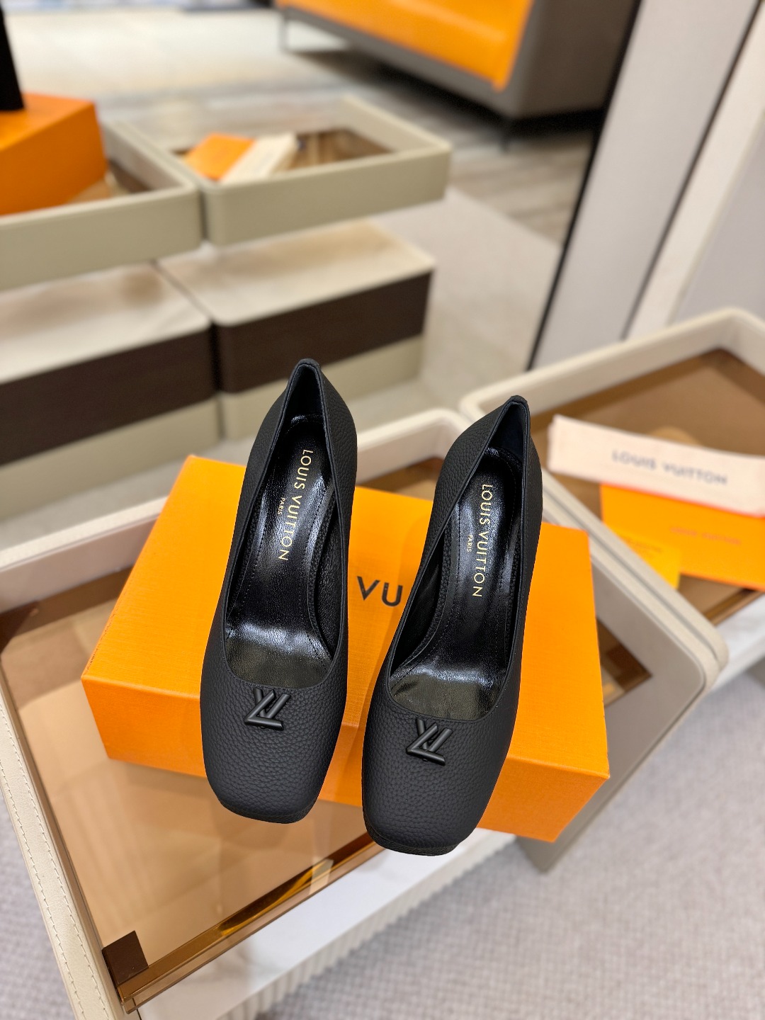 L✔️ 家 专柜 走秀款水台单鞋、官网系列、同步更新、完美楦型+小V扣+水台设计、再现经典、款式简单大方