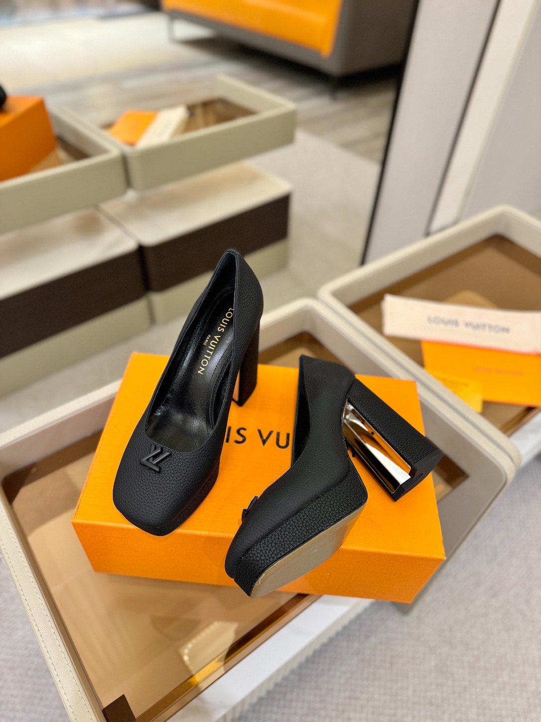 L✔️ 家 专柜 走秀款水台单鞋、官网系列、同步更新、完美楦型+小V扣+水台设计、再现经典、款式简单大方