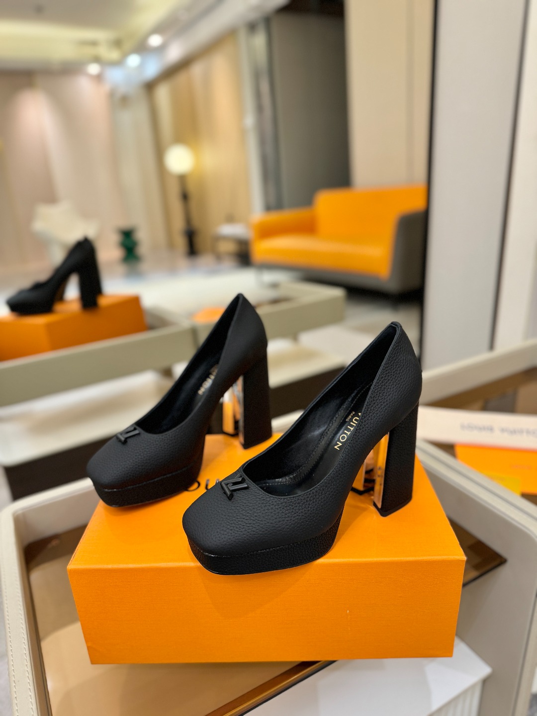 L✔️ 家 专柜 走秀款水台单鞋、官网系列、同步更新、完美楦型+小V扣+水台设计、再现经典、款式简单大方